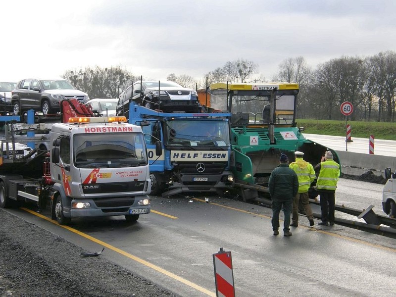 Unfall auf der A2 in Richtung Oberhausen. In Höhe der Brücke Feldstraße fuhr ein Autotransporter auf ein Stauende auf und touchierte außerdem eine Teermaschiene.