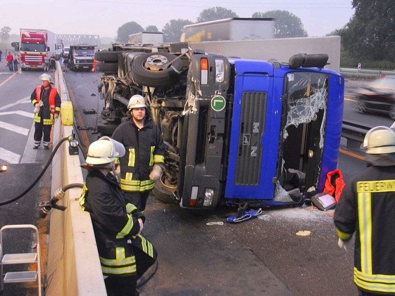 Ein Lkw kippte am Morgen des 31. August 2008 auf der A2 in Richtung Oberhausen um, er hatte vermutlich die Betontrennwand im Baustellenbereich touchiert.