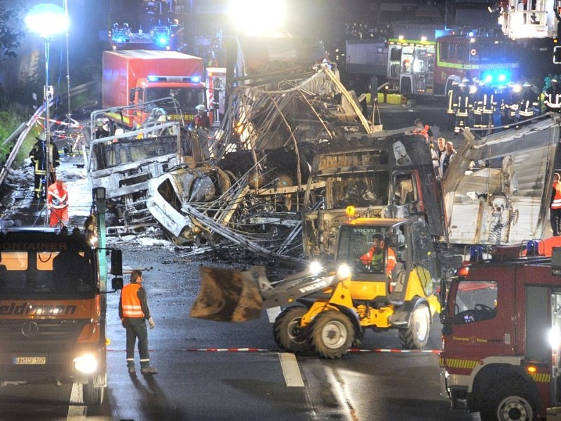 Unfall Kamener Kreuz 5 Tote ,Situation an der Unfallstelle gegen 23 Uhr am 23 .Mai auf der Autobahn A2 im Kamener Kreuz.