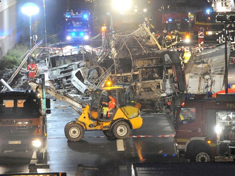 Unfall Kamener Kreuz 5 Tote ,Situation an der Unfallstelle gegen 23 Uhr am 23 .Mai auf der Autobahn A2 im Kamener Kreuz.