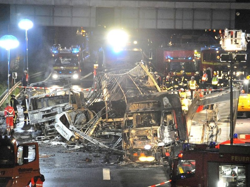 Unfall Kamener Kreuz 5 Tote ,Situation an der Unfallstelle gegen 23 Uhr am 23 .Mai auf der Autobahn A2 im Kamener Kreuz.