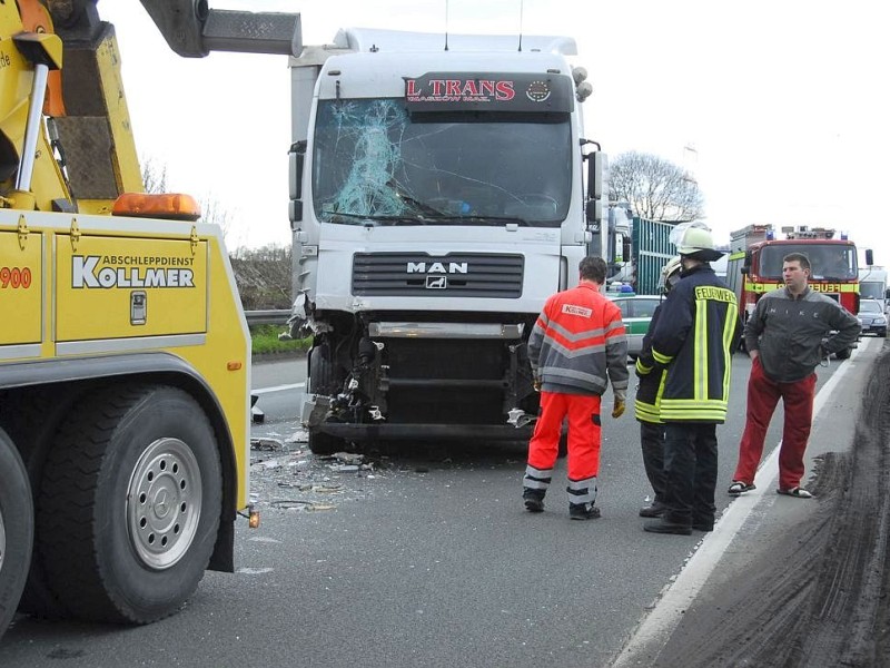 Drei Sattelzüge waren verwickelt in den Unfall auf der A2 in Fahrtrichtung Hannover ausgangs des Kamener Kreuzes am 3. April gegen 15.30 Uhr.