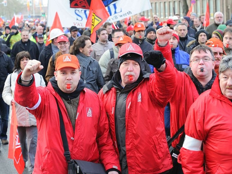 Tausende Mitarbeiter von ThyssenKrupp Nirosta demonstrierten am Freitag, 27. Januar 2012 in Bochum für den Erhalt ihrer Arbeitsplätze. Nach Angaben der IG Metall könnte das Werk an Outokumpu verkauft werden.  Foto: Ingo Otto / WAZ FotoPool