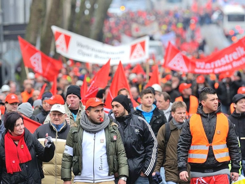 Tausende Mitarbeiter von ThyssenKrupp Nirosta demonstrierten am Freitag, 27. Januar 2012 in Bochum für den Erhalt ihrer Arbeitsplätze. Nach Angaben der IG Metall könnte das Werk an Outokumpu verkauft werden.  Foto: Ingo Otto / WAZ FotoPool