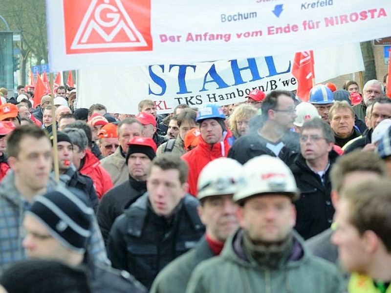 Tausende Mitarbeiter von ThyssenKrupp Nirosta demonstrierten am Freitag, 27. Januar 2012 in Bochum für den Erhalt ihrer Arbeitsplätze. Nach Angaben der IG Metall könnte das Werk an Outokumpu verkauft werden.  Foto: Ingo Otto / WAZ FotoPool