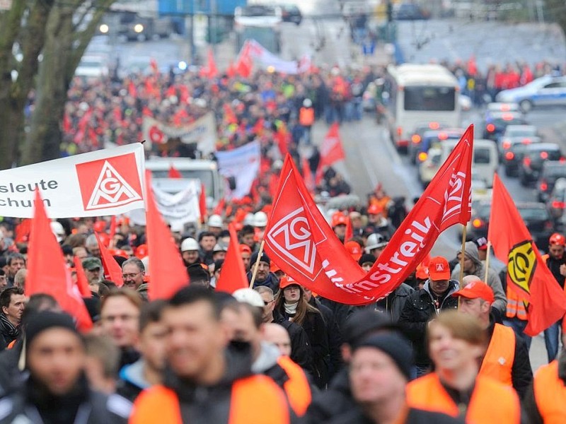 Tausende Mitarbeiter von ThyssenKrupp Nirosta demonstrierten am Freitag, 27. Januar 2012 in Bochum für den Erhalt ihrer Arbeitsplätze. Nach Angaben der IG Metall könnte das Werk an Outokumpu verkauft werden.  Foto: Ingo Otto / WAZ FotoPool