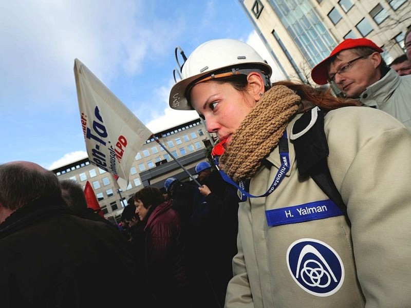 Tausende Mitarbeiter von ThyssenKrupp Nirosta demonstrierten am Freitag, 27. Januar 2012 in Bochum für den Erhalt ihrer Arbeitsplätze. Nach Angaben der IG Metall könnte das Werk an Outokumpu verkauft werden.  Foto: Ingo Otto / WAZ FotoPool