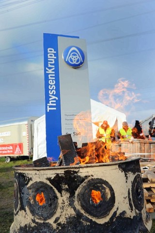 Tausende Mitarbeiter von ThyssenKrupp Nirosta demonstrierten am Freitag, 27. Januar 2012 in Bochum für den Erhalt ihrer Arbeitsplätze. Nach Angaben der IG Metall könnte das Werk an Outokumpu verkauft werden.  Foto: Ingo Otto / WAZ FotoPool