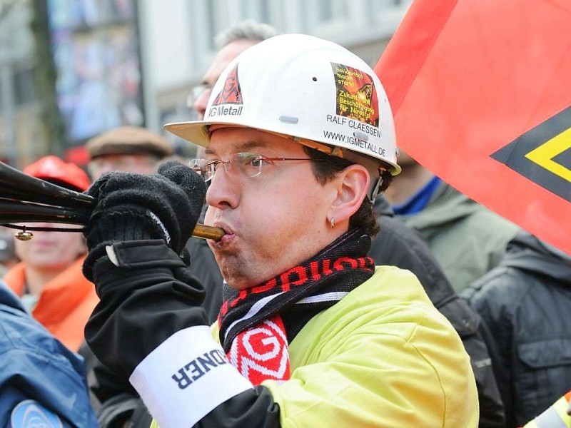 Tausende Mitarbeiter von ThyssenKrupp Nirosta demonstrierten am Freitag, 27. Januar 2012 in Bochum für den Erhalt ihrer Arbeitsplätze. Nach Angaben der IG Metall könnte das Werk an Outokumpu verkauft werden.  Foto: Ingo Otto / WAZ FotoPool