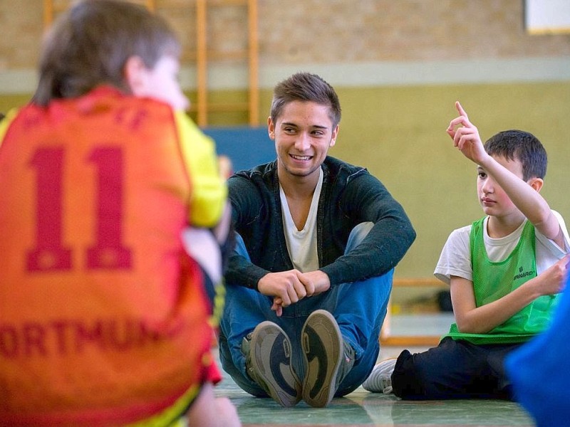 Große Klasse - Das Grundschulprojekt von Borussia Dortmund zu Gast in der Diesterweg Grundschule am 1.2.2012. Stargast ist BVB Spieler Moritz Leitner.Foto: Knut Vahlensieck