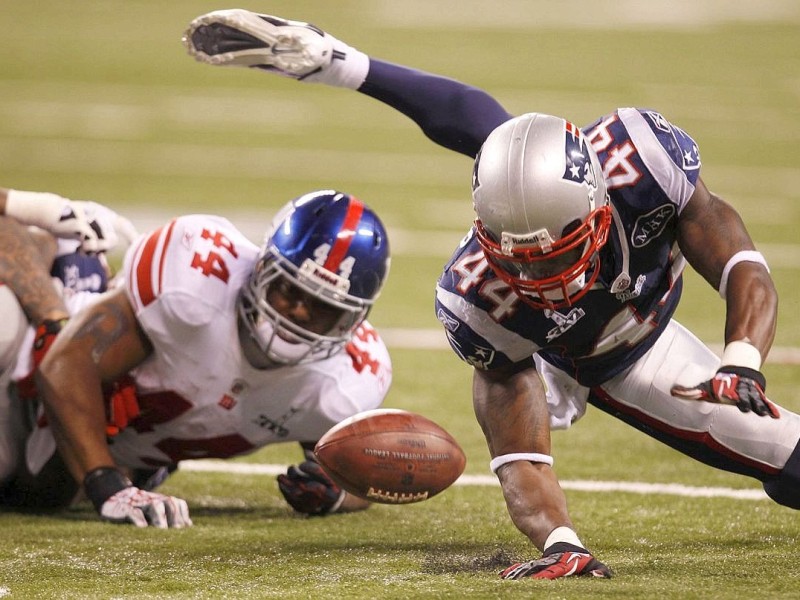 New England Patriots strong safety James Ihedigbo is unable to recover a fourth quarter funble by New York Giants running back Ahmad Bradshaw (L) at the NFL Super Bowl XLVI football game in Indianapolis, Indiana, February 5, 2012. REUTERS/Jeff Haynes (UNITED STATES  - Tags: SPORT FOOTBALL)