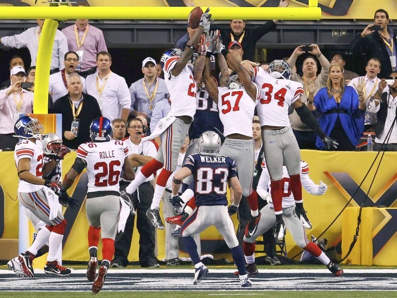 The New England Patriots try for a last second touchdown pass into the New York Giants endzone in the NFL Super Bowl XLVI football game in Indianapolis, Indiana, February 5, 2012. REUTERS/Jim Young (UNITED STATES  - Tags: SPORT FOOTBALL)