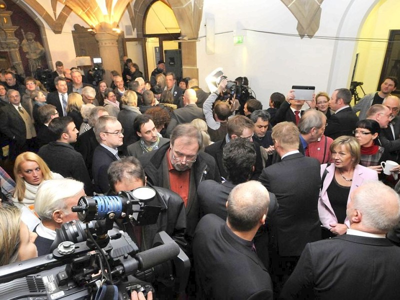 Gespanntes Warten im und vor dem Rathaus auf die Verkündung des Abstimmungsausgangs. Über 120 Journalisten waren akkreditiert, 100 Gäste geladen.