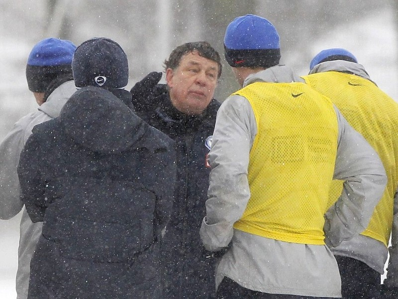 m dichten Schneetreiben und von rund 300 Fans beobachtet hat Otto Rehhagel am Dienstagmorgen seine Trainingsarbeit beim abstiegsbedrohten Fußball-Bundesligisten Hertha BSC Berlin aufgenommen. Um kurz nach zehn und mit einer knielangen Daunenjacke bekleidet begann der sensationell bis zum Saisonende verpflichte 73-Jährige die Mission Klassenerhalt.