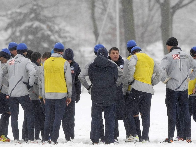 m dichten Schneetreiben und von rund 300 Fans beobachtet hat Otto Rehhagel am Dienstagmorgen seine Trainingsarbeit beim abstiegsbedrohten Fußball-Bundesligisten Hertha BSC Berlin aufgenommen. Um kurz nach zehn und mit einer knielangen Daunenjacke bekleidet begann der sensationell bis zum Saisonende verpflichte 73-Jährige die Mission Klassenerhalt.