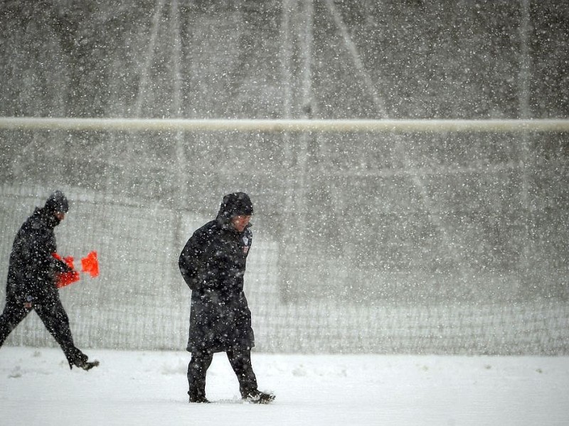 m dichten Schneetreiben und von rund 300 Fans beobachtet hat Otto Rehhagel am Dienstagmorgen seine Trainingsarbeit beim abstiegsbedrohten Fußball-Bundesligisten Hertha BSC Berlin aufgenommen. Um kurz nach zehn und mit einer knielangen Daunenjacke bekleidet begann der sensationell bis zum Saisonende verpflichte 73-Jährige die Mission Klassenerhalt.