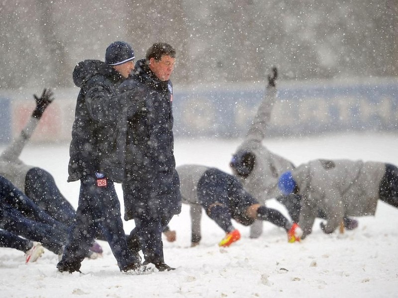 m dichten Schneetreiben und von rund 300 Fans beobachtet hat Otto Rehhagel am Dienstagmorgen seine Trainingsarbeit beim abstiegsbedrohten Fußball-Bundesligisten Hertha BSC Berlin aufgenommen. Um kurz nach zehn und mit einer knielangen Daunenjacke bekleidet begann der sensationell bis zum Saisonende verpflichte 73-Jährige die Mission Klassenerhalt.