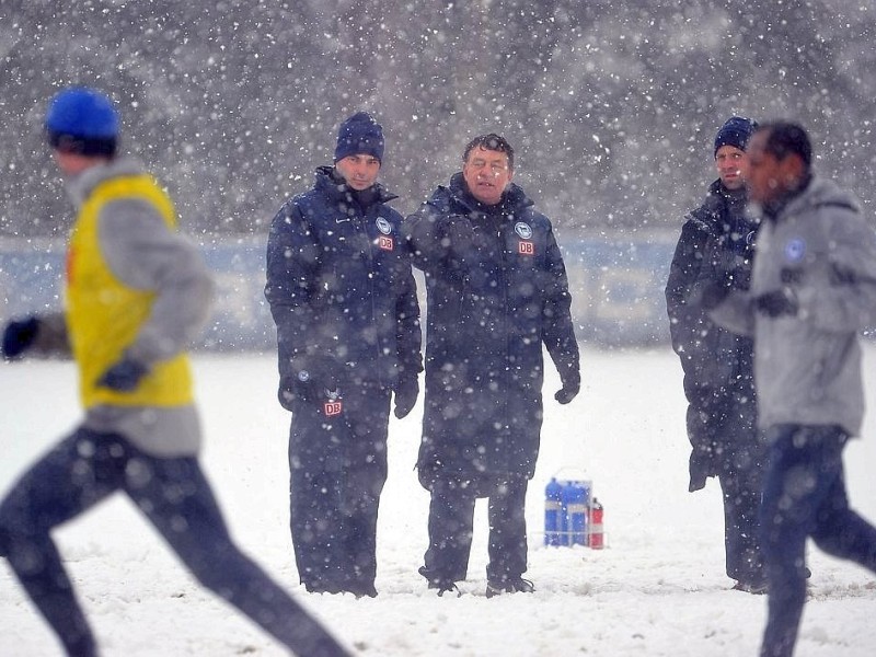 m dichten Schneetreiben und von rund 300 Fans beobachtet hat Otto Rehhagel am Dienstagmorgen seine Trainingsarbeit beim abstiegsbedrohten Fußball-Bundesligisten Hertha BSC Berlin aufgenommen. Um kurz nach zehn und mit einer knielangen Daunenjacke bekleidet begann der sensationell bis zum Saisonende verpflichte 73-Jährige die Mission Klassenerhalt.