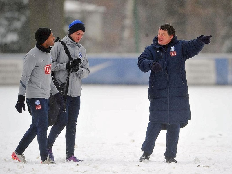 m dichten Schneetreiben und von rund 300 Fans beobachtet hat Otto Rehhagel am Dienstagmorgen seine Trainingsarbeit beim abstiegsbedrohten Fußball-Bundesligisten Hertha BSC Berlin aufgenommen. Um kurz nach zehn und mit einer knielangen Daunenjacke bekleidet begann der sensationell bis zum Saisonende verpflichte 73-Jährige die Mission Klassenerhalt.