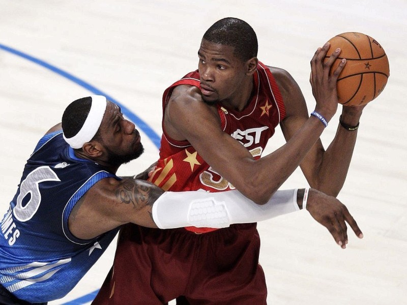 Dirk Nowitzki hat sich in der Oscar-Nacht mit einer Nebenrolle begnügt. Der deutsche Basketball-Superstar gewann mit der West-Auswahl das Allstar-Game der nordamerikanischen Profiliga NBA gegen den Osten 152:149, gehörte aber in seinem elften Allstar-Einsatz mit sieben Punkten, vier Rebounds und einem Assist zu den unauffälligen Spielern.