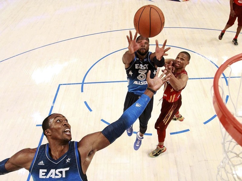 Dirk Nowitzki hat sich in der Oscar-Nacht mit einer Nebenrolle begnügt. Der deutsche Basketball-Superstar gewann mit der West-Auswahl das Allstar-Game der nordamerikanischen Profiliga NBA gegen den Osten 152:149, gehörte aber in seinem elften Allstar-Einsatz mit sieben Punkten, vier Rebounds und einem Assist zu den unauffälligen Spielern.