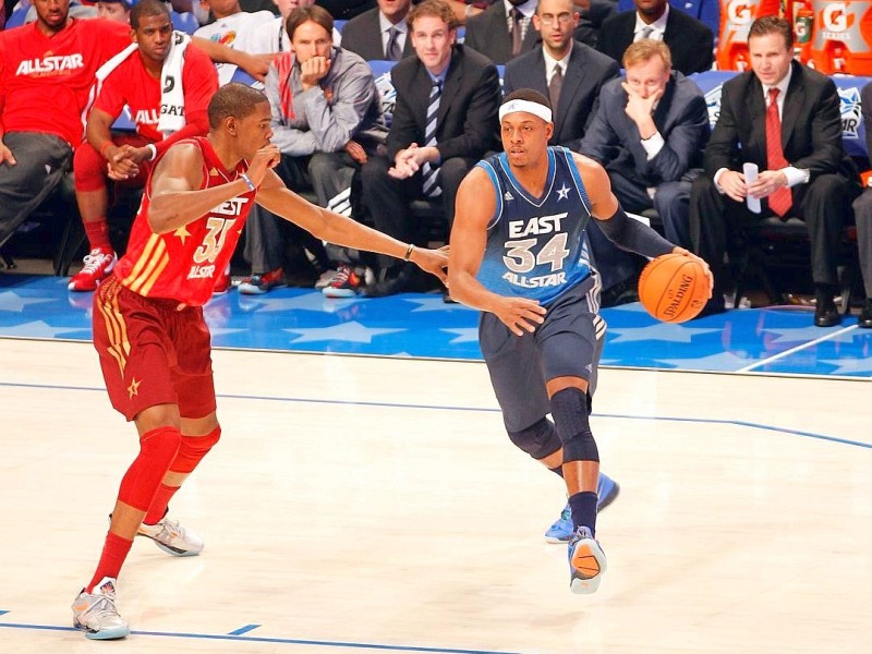 Dirk Nowitzki hat sich in der Oscar-Nacht mit einer Nebenrolle begnügt. Der deutsche Basketball-Superstar gewann mit der West-Auswahl das Allstar-Game der nordamerikanischen Profiliga NBA gegen den Osten 152:149, gehörte aber in seinem elften Allstar-Einsatz mit sieben Punkten, vier Rebounds und einem Assist zu den unauffälligen Spielern.