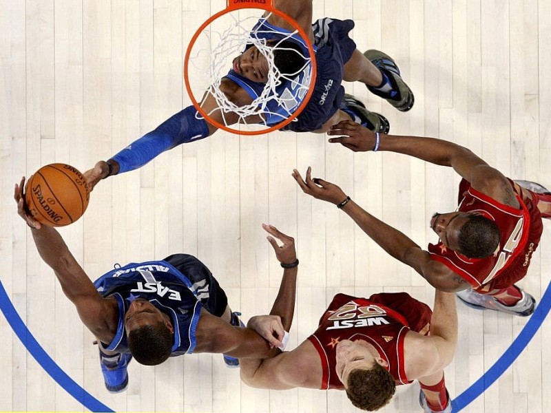 Dirk Nowitzki hat sich in der Oscar-Nacht mit einer Nebenrolle begnügt. Der deutsche Basketball-Superstar gewann mit der West-Auswahl das Allstar-Game der nordamerikanischen Profiliga NBA gegen den Osten 152:149, gehörte aber in seinem elften Allstar-Einsatz mit sieben Punkten, vier Rebounds und einem Assist zu den unauffälligen Spielern.