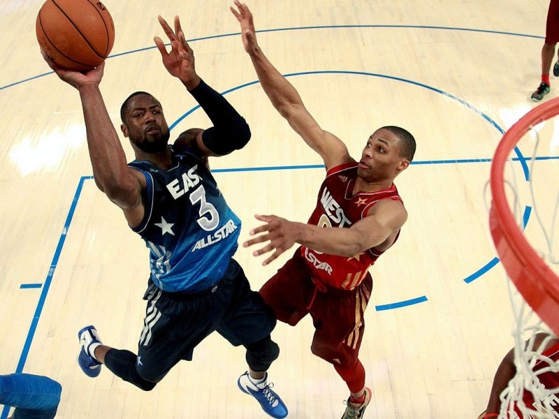 Dirk Nowitzki hat sich in der Oscar-Nacht mit einer Nebenrolle begnügt. Der deutsche Basketball-Superstar gewann mit der West-Auswahl das Allstar-Game der nordamerikanischen Profiliga NBA gegen den Osten 152:149, gehörte aber in seinem elften Allstar-Einsatz mit sieben Punkten, vier Rebounds und einem Assist zu den unauffälligen Spielern.