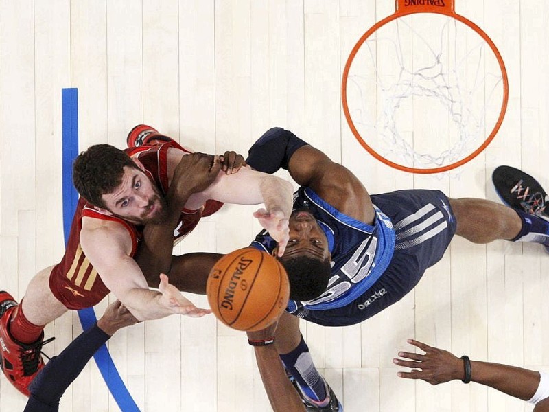 Dirk Nowitzki hat sich in der Oscar-Nacht mit einer Nebenrolle begnügt. Der deutsche Basketball-Superstar gewann mit der West-Auswahl das Allstar-Game der nordamerikanischen Profiliga NBA gegen den Osten 152:149, gehörte aber in seinem elften Allstar-Einsatz mit sieben Punkten, vier Rebounds und einem Assist zu den unauffälligen Spielern.