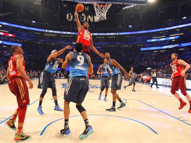 Dirk Nowitzki hat sich in der Oscar-Nacht mit einer Nebenrolle begnügt. Der deutsche Basketball-Superstar gewann mit der West-Auswahl das Allstar-Game der nordamerikanischen Profiliga NBA gegen den Osten 152:149, gehörte aber in seinem elften Allstar-Einsatz mit sieben Punkten, vier Rebounds und einem Assist zu den unauffälligen Spielern.