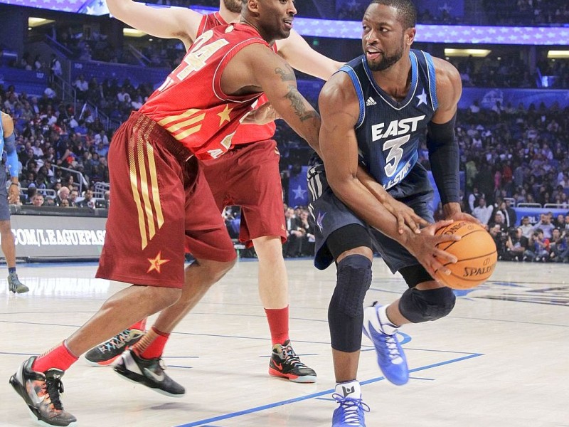 Dirk Nowitzki hat sich in der Oscar-Nacht mit einer Nebenrolle begnügt. Der deutsche Basketball-Superstar gewann mit der West-Auswahl das Allstar-Game der nordamerikanischen Profiliga NBA gegen den Osten 152:149, gehörte aber in seinem elften Allstar-Einsatz mit sieben Punkten, vier Rebounds und einem Assist zu den unauffälligen Spielern.