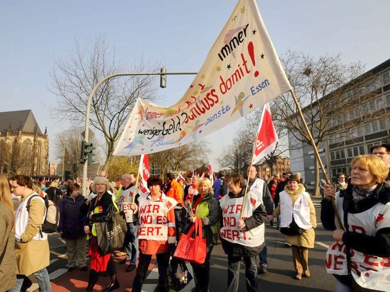 Nach Angaben der Gewerkschaft Verdi nahmen zwischen 10.000 und 15.000 Beschäftigte des öffentlichen Dienstes an der zentralen Kundgebung auf dem Burgplatz vor dem Rathaus in Duisburg teil. Sie fordern 6.6 % mehr Lohn oder mindestens 200 Euro monatlich.