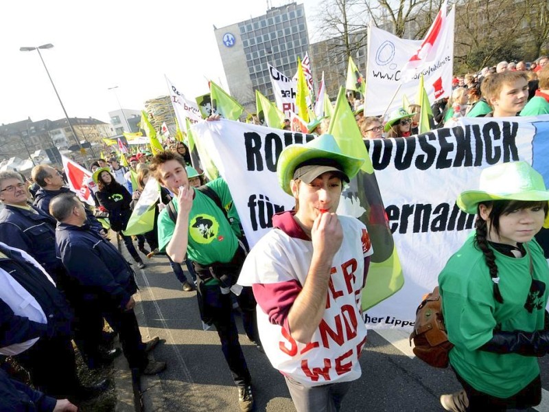 Streikende von der Verdi-Jugend bei der Kundgebung in Duisburg.