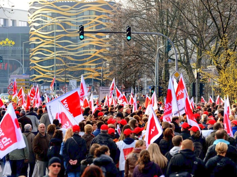 Nach Angaben der Gewerkschaft Verdi nahmen zwischen 10.000 und 15.000 Beschäftigte des öffentlichen Dienstes an der zentralen Kundgebung auf dem Burgplatz vor dem Rathaus in Duisburg teil. Sie fordern 6.6 % mehr Lohn oder mindestens 200 Euro monatlich.