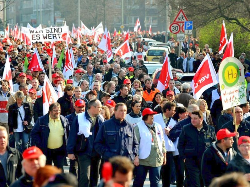 Nach Angaben der Gewerkschaft Verdi nahmen zwischen 10.000 und 15.000 Beschäftigte des öffentlichen Dienstes an der zentralen Kundgebung auf dem Burgplatz vor dem Rathaus in Duisburg teil. Sie fordern 6.6 % mehr Lohn oder mindestens 200 Euro monatlich.