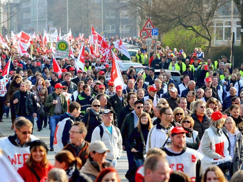 Nach Angaben der Gewerkschaft Verdi nahmen zwischen 10.000 und 15.000 Beschäftigte des öffentlichen Dienstes an der zentralen Kundgebung auf dem Burgplatz vor dem Rathaus in Duisburg teil. Sie fordern 6.6 % mehr Lohn oder mindestens 200 Euro monatlich.