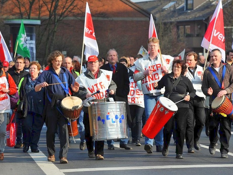 Nach Angaben der Gewerkschaft Verdi nahmen zwischen 10.000 und 15.000 Beschäftigte des öffentlichen Dienstes an der zentralen Kundgebung auf dem Burgplatz vor dem Rathaus in Duisburg teil. Sie fordern 6.6 % mehr Lohn oder mindestens 200 Euro monatlich.