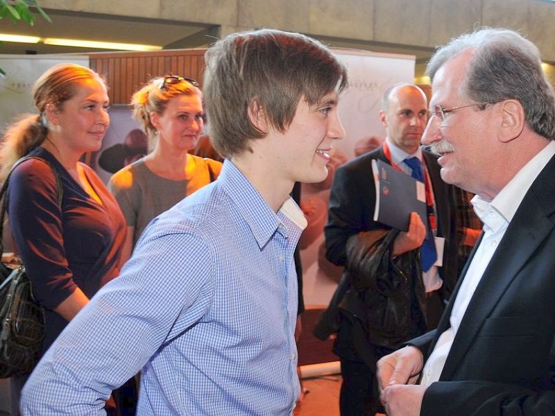 Verleihung vom 48. Grimmepreis am Freitag, 23.03.2012.Hier der Empfang im Rathaus der Stadt Marl am Creiler Platz. Institutleiter Uwe Kammann re. im Gespräch mit Preisträger Jonas Nay.Foto: Lutz von Staegmann / WAZ FotoPool