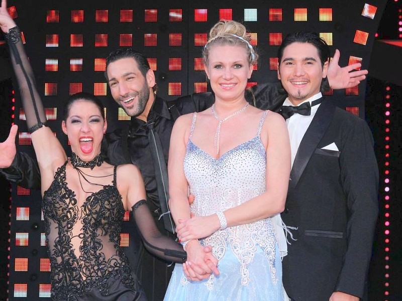 Rebecca Mir (l.) und Massimo Sinató stehen zusammen mit Magdalena Brzeska und Erich Klann im Finale.