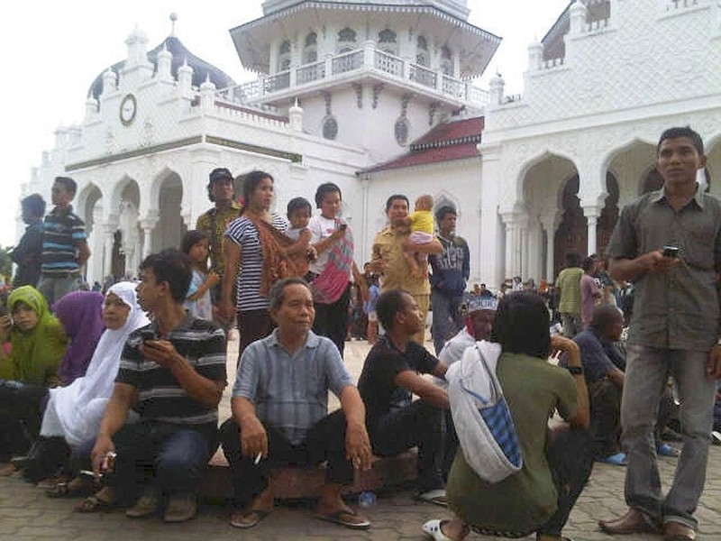 ...riesigen Tsunami zerstört worden: 170.000 Menschen starben allein auf Sumatra, insgesamt...