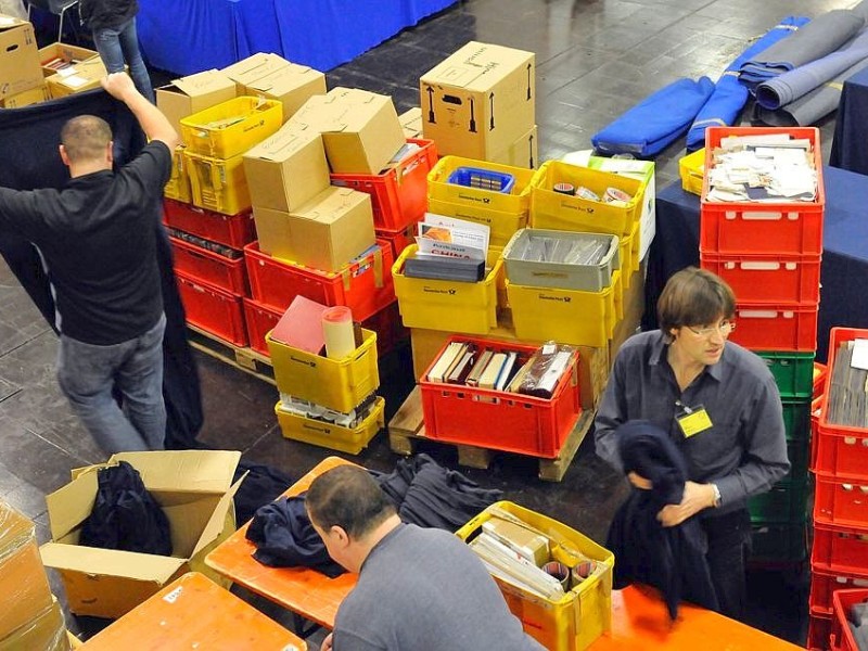 22. Internationale Briefmarken-Messe in der Messe Essen. Während einige Händler noch aufbauen, sichten andere Philatelisten schon das Angebot.Foto: Klaus Micke / WAZ FotoPool