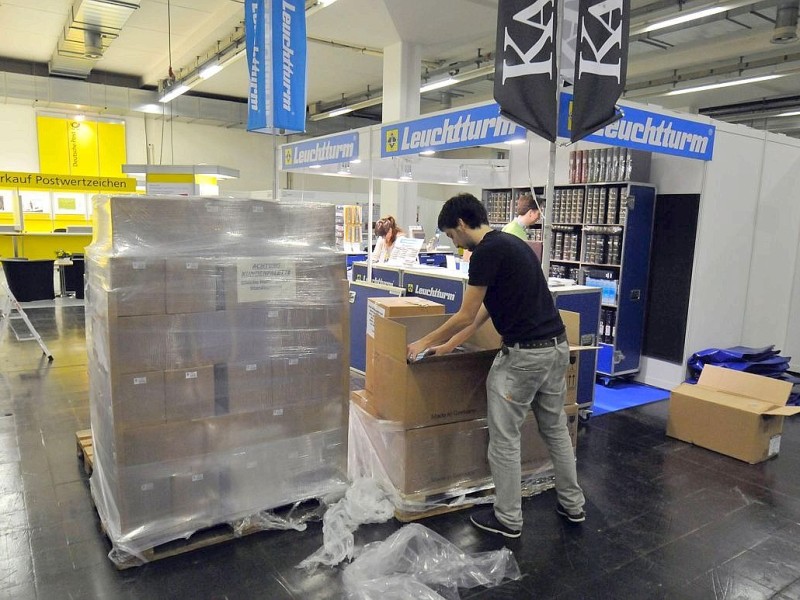 22. Internationale Briefmarken-Messe in der Messe Essen. Während einige Händler noch aufbauen, sichten andere Philatelisten schon das Angebot.Foto: Klaus Micke / WAZ FotoPool