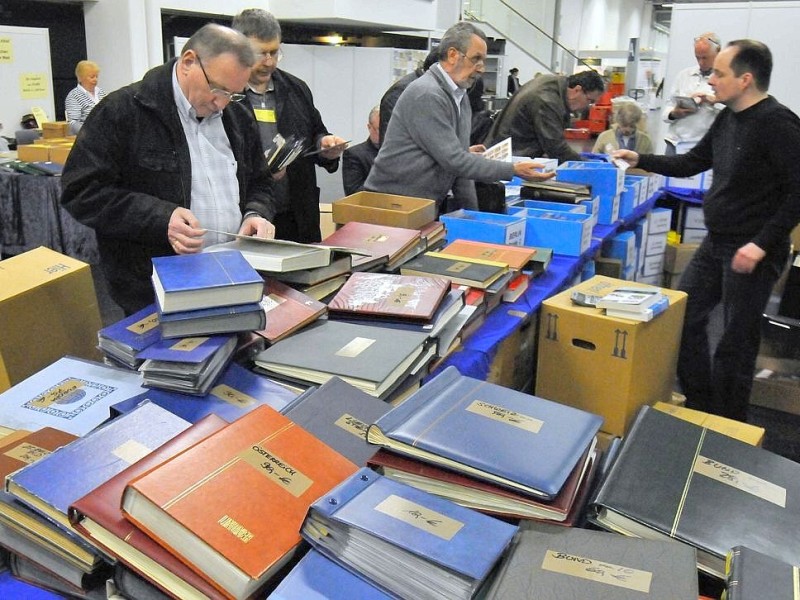 22. Internationale Briefmarken-Messe in der Messe Essen. Während einige Händler noch aufbauen, sichten andere Philatelisten schon das Angebot.Foto: Klaus Micke / WAZ FotoPool