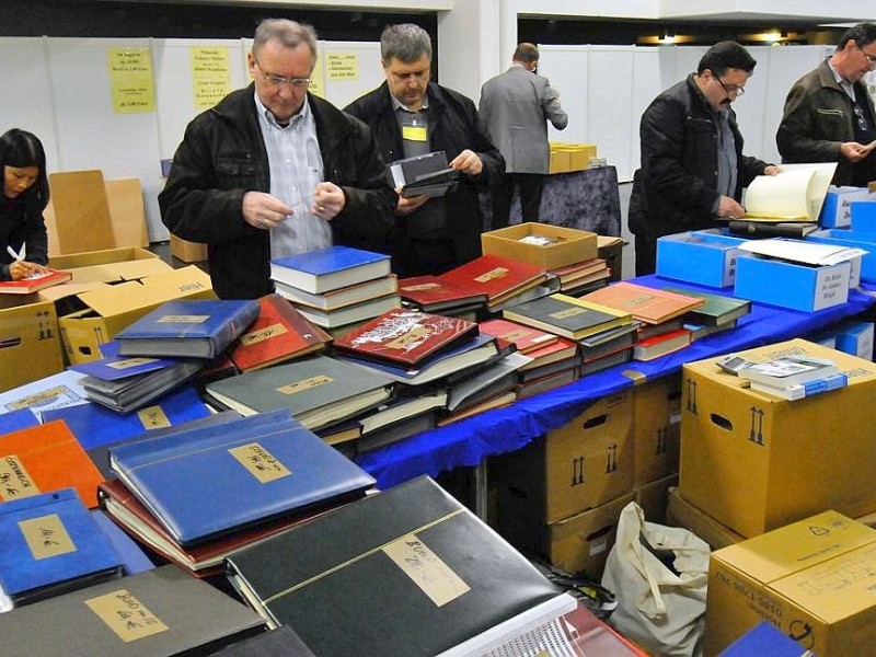 22. Internationale Briefmarken-Messe in der Messe Essen. Während einige Händler noch aufbauen, sichten andere Philatelisten schon das Angebot.Foto: Klaus Micke / WAZ FotoPool