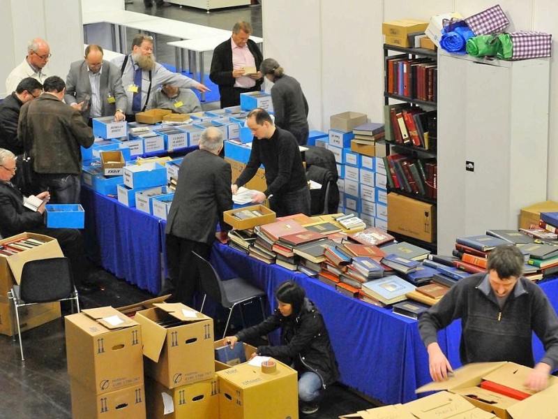 22. Internationale Briefmarken-Messe in der Messe Essen. Während einige Händler noch aufbauen, sichten andere Philatelisten schon das Angebot.Foto: Klaus Micke / WAZ FotoPool