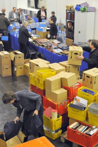 22. Internationale Briefmarken-Messe in der Messe Essen. Während einige Händler noch aufbauen, sichten andere Philatelisten schon das Angebot.Foto: Klaus Micke / WAZ FotoPool