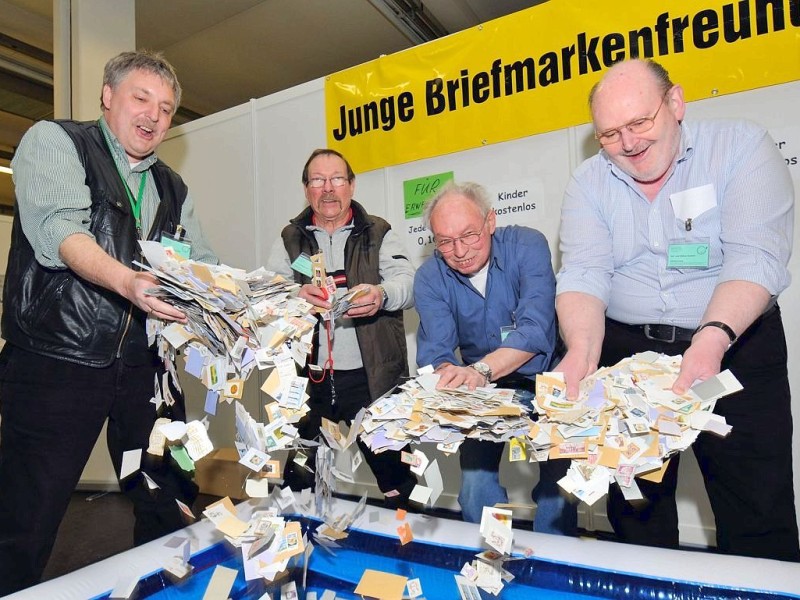 22. Internationale Briefmarken-Messe in der Messe Essen. Während einige Händler noch aufbauen, sichten andere Philatelisten schon das Angebot. Das Foto zeigt vlnr. Jürgen Witkowski, Dieter Nowack, Peter de Bruijn und Heinz Eggenstein.Foto: Klaus Micke / WAZ FotoPool