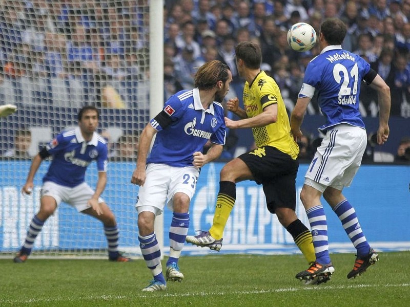 Borussia Dortmund hat in einer hart umkämpften Partie den FC Schalke 04 mit 2:1 besiegt. Sebastian Kehl erzielte den entscheidenden Treffer.