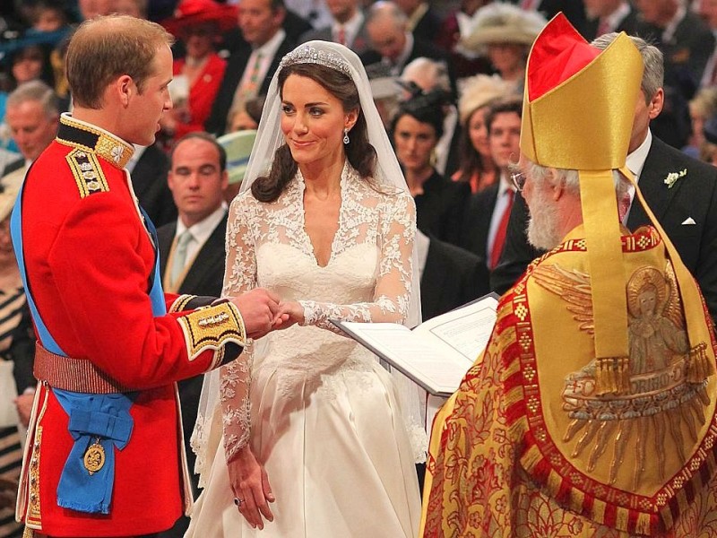 Vor dem Erzbischof von Canterbury und 1900 adeligen und prominenten Gästen tauschten Prinz William und Kate die Eheringe. Die Hochzeit war ein mediales Großereignis. Schätzungsweise 300 Millionen Zuschauer sollen die Hochzeit medial verfolgt haben, allein 26 Millionen sollen es im Vereinigten Königreich gewesen sein.