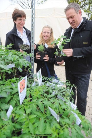 Am Sonntag 29.04.2012 gab es den Blumen- und Bauernmarkt auf dem Rathausparkplatz in Alpen.Foto: Markus Joosten / WAZ FotoPool